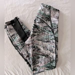 LULULEMON Train Times Legging size 4. Excellent Used Condition